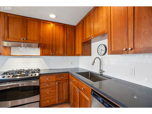 2340 Sw CACTUS Dr, Portland, OR 97205