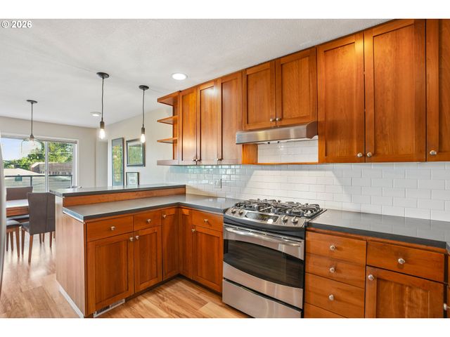 2340 Sw CACTUS Dr, Portland, OR 97205