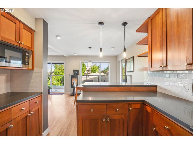 2340 Sw CACTUS Dr, Portland, OR 97205