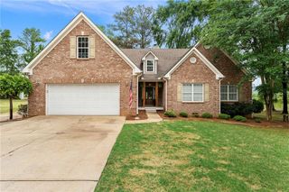 12 Grapevine Way NE, Cartersville, GA 30121
