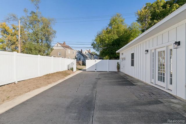 129 South Street, Belleville, MI 48111