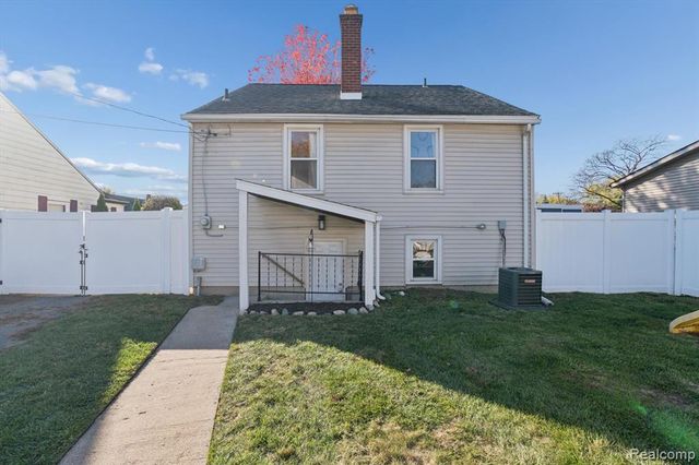 129 South Street, Belleville, MI 48111
