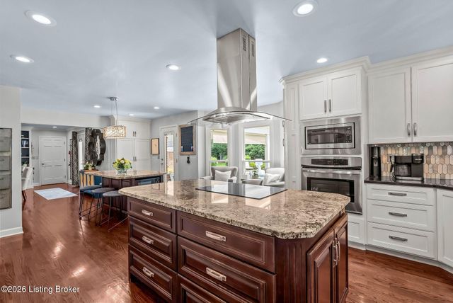 11806 E Arbor Dr, Anchorage, KY 40223