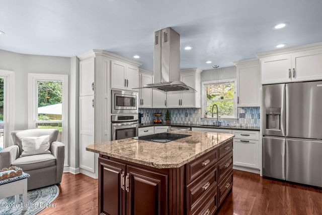 11806 E Arbor Dr, Anchorage, KY 40223