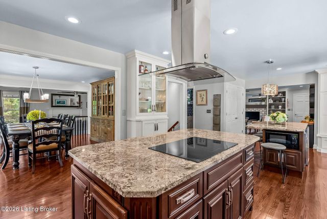11806 E Arbor Dr, Anchorage, KY 40223