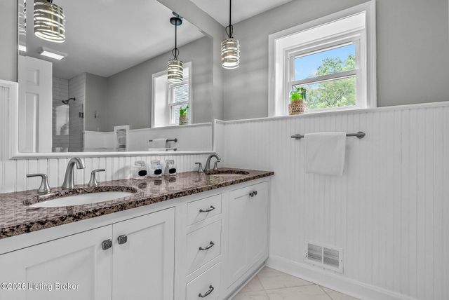 11806 E Arbor Dr, Anchorage, KY 40223