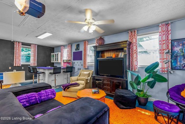 11806 E Arbor Dr, Anchorage, KY 40223