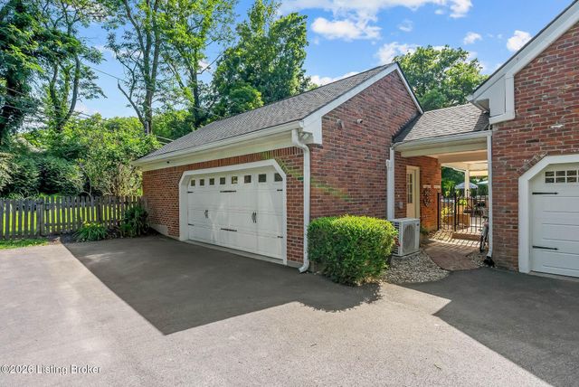 11806 E Arbor Dr, Anchorage, KY 40223