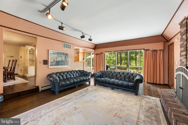 7 HIDDEN SPRINGS LN, East Windsor, NJ 08520