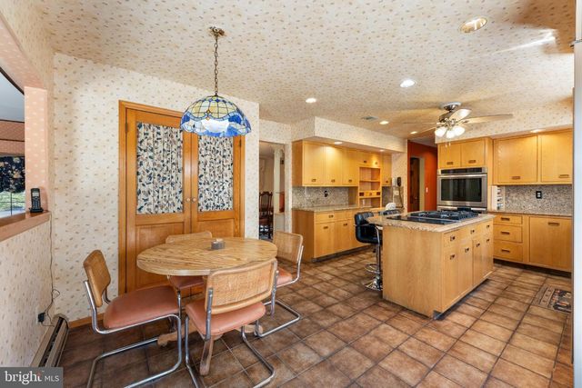 7 HIDDEN SPRINGS LN, East Windsor, NJ 08520