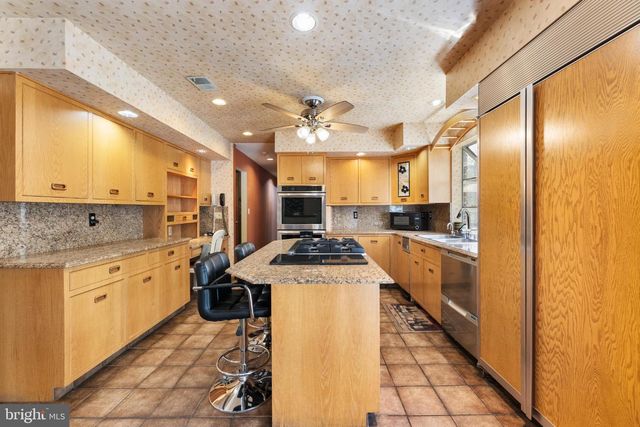 7 HIDDEN SPRINGS LN, East Windsor, NJ 08520