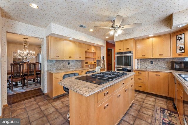 7 HIDDEN SPRINGS LN, East Windsor, NJ 08520