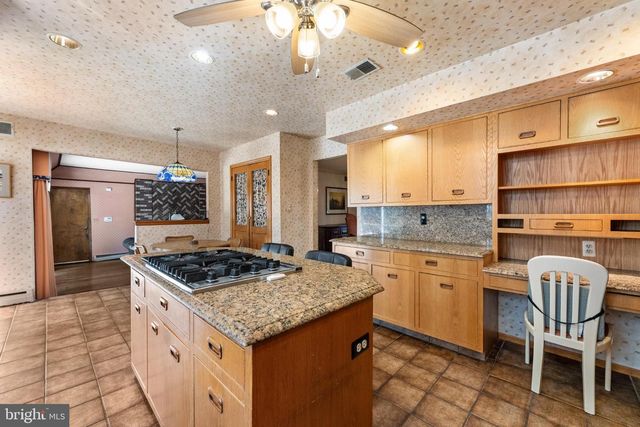 7 HIDDEN SPRINGS LN, East Windsor, NJ 08520