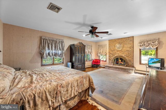 7 HIDDEN SPRINGS LN, East Windsor, NJ 08520