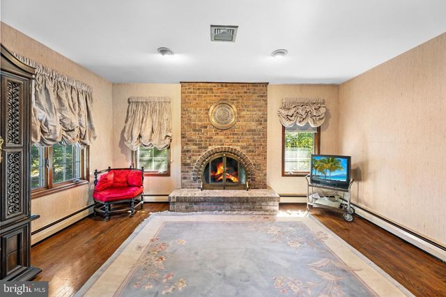 7 HIDDEN SPRINGS LN, East Windsor, NJ 08520