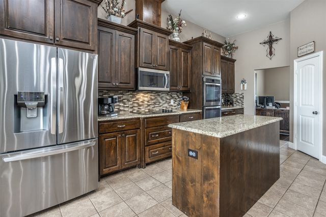 11210 Lakecrest Drive, Sanger, TX 76266