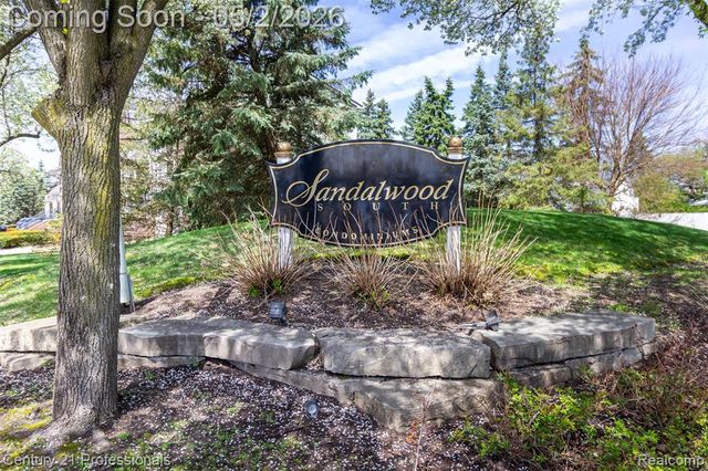 955 Sandalwood Drive, Troy, MI 48085