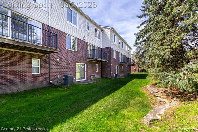 955 Sandalwood Drive, Troy, MI 48085