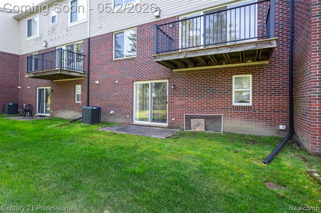 955 Sandalwood Drive, Troy, MI 48085