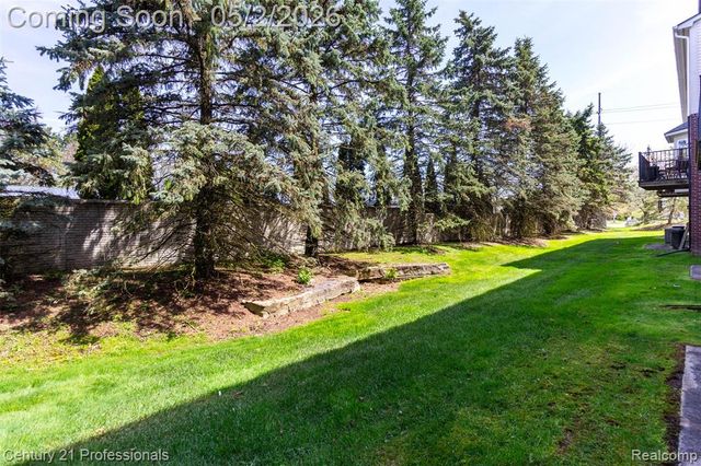 955 Sandalwood Drive, Troy, MI 48085