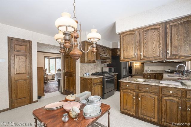 1680 Seminole Trail, Lake Orion, MI 48362