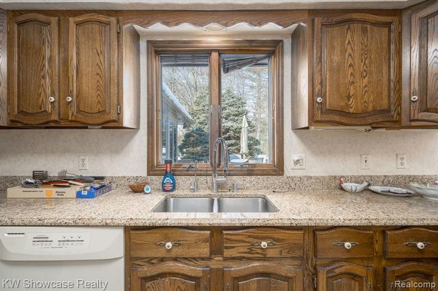 1680 Seminole Trail, Lake Orion, MI 48362