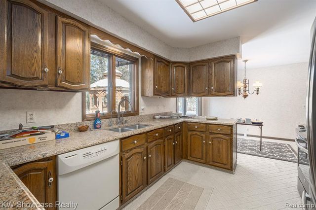 1680 Seminole Trail, Lake Orion, MI 48362