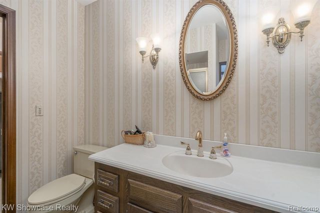 1680 Seminole Trail, Lake Orion, MI 48362