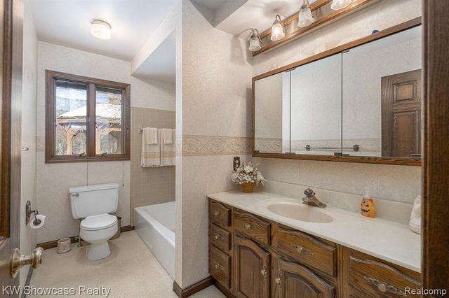 1680 Seminole Trail, Lake Orion, MI 48362