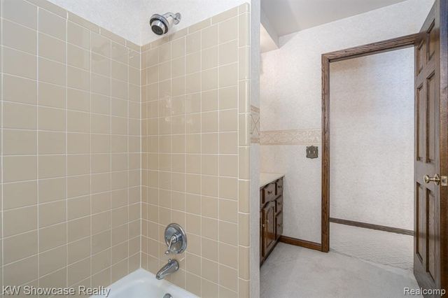 1680 Seminole Trail, Lake Orion, MI 48362