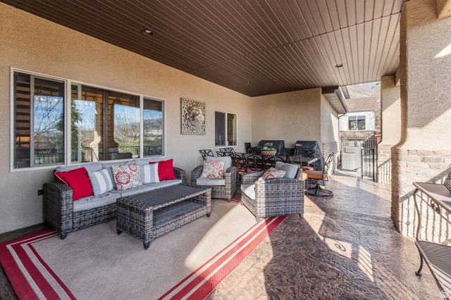 1582 HIDDEN SPRINGS PKWY, Fruit Heights, UT 84037