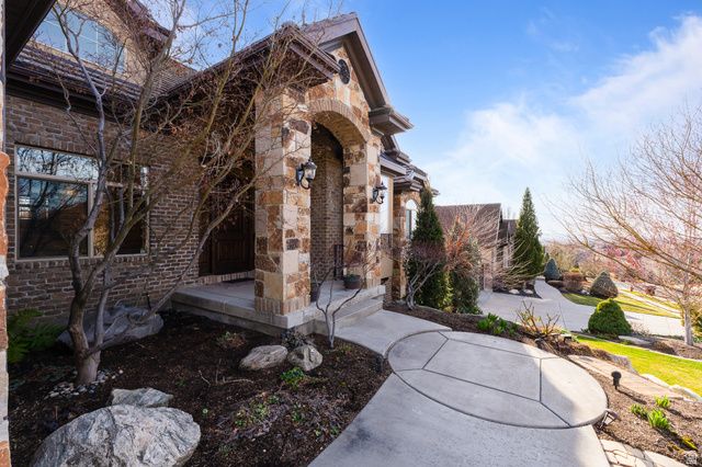 1582 HIDDEN SPRINGS PKWY, Fruit Heights, UT 84037