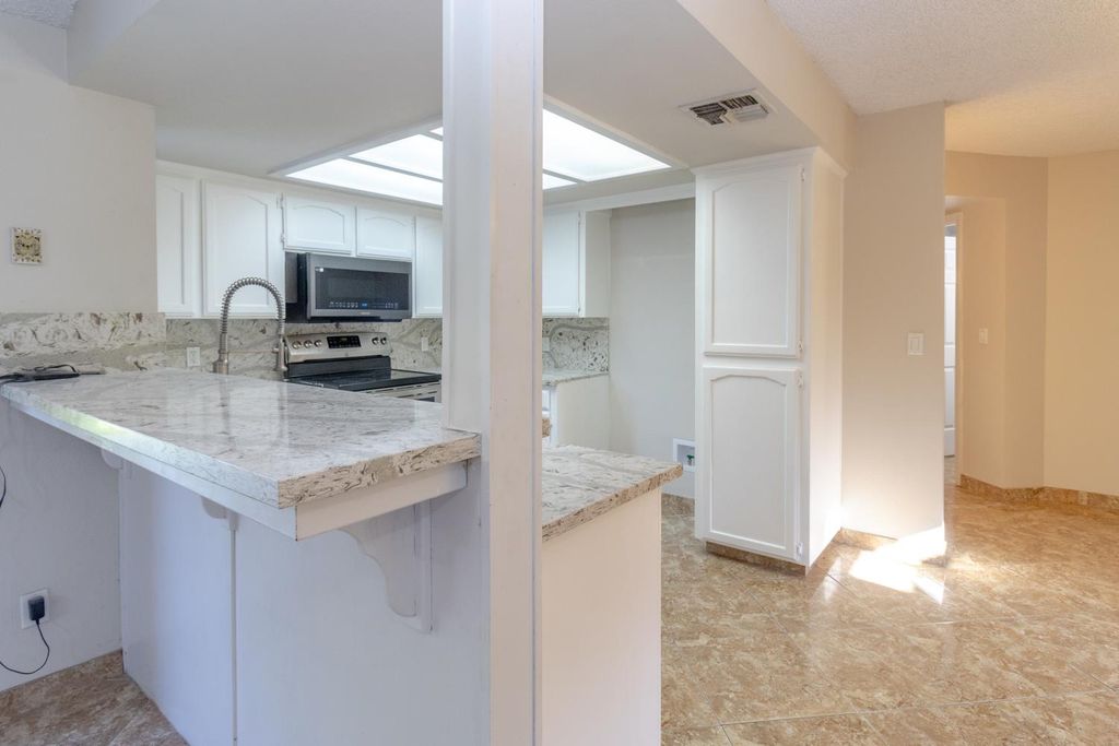 Image 10 of property listing at 6365 N Carica Avenue, Fresno, CA 93722
