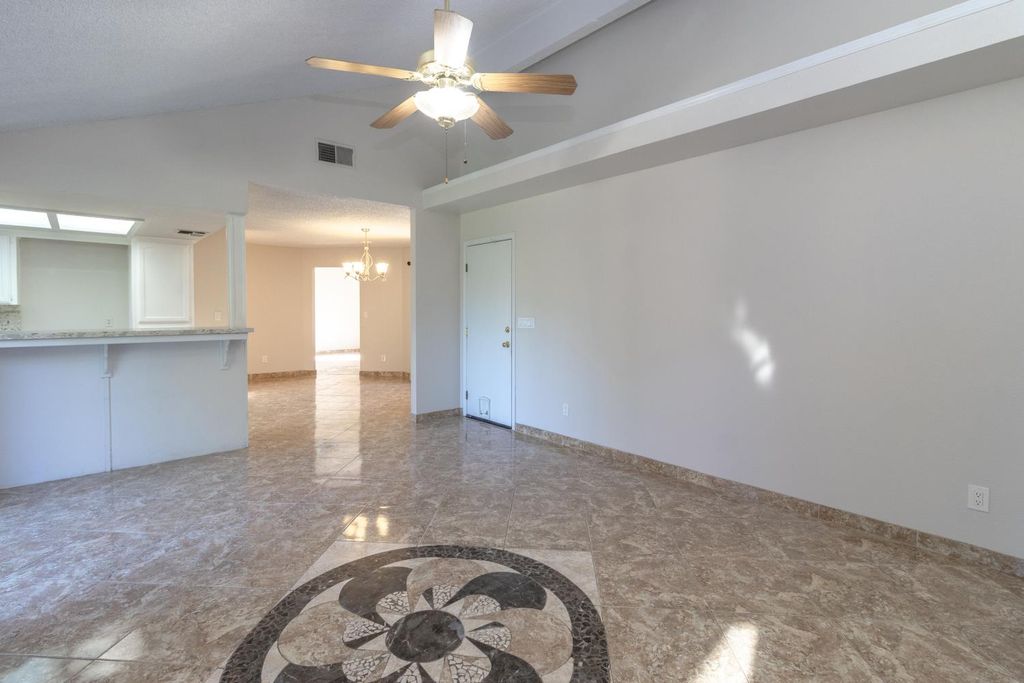 Image 11 of property listing at 6365 N Carica Avenue, Fresno, CA 93722