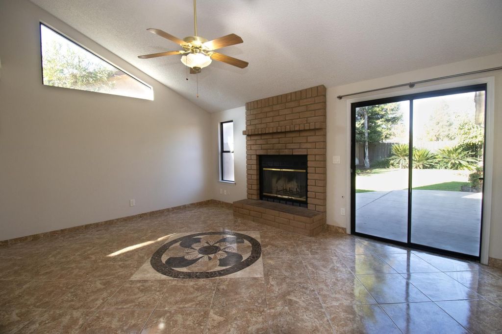 Image 12 of property listing at 6365 N Carica Avenue, Fresno, CA 93722