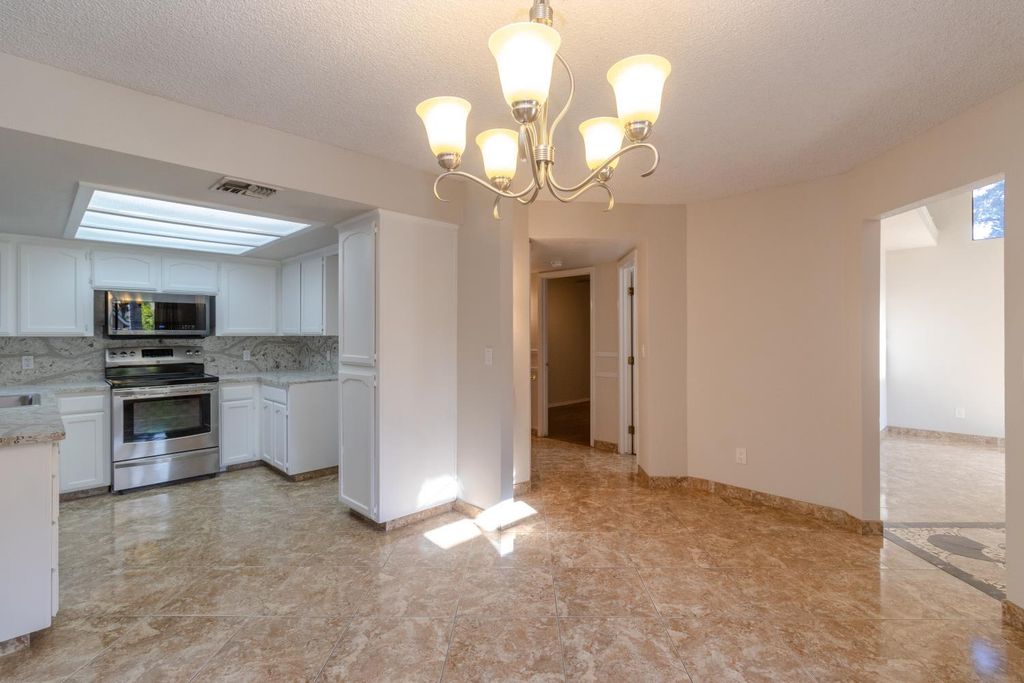 Image 15 of property listing at 6365 N Carica Avenue, Fresno, CA 93722