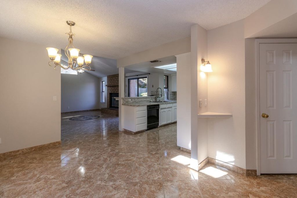 Image 16 of property listing at 6365 N Carica Avenue, Fresno, CA 93722