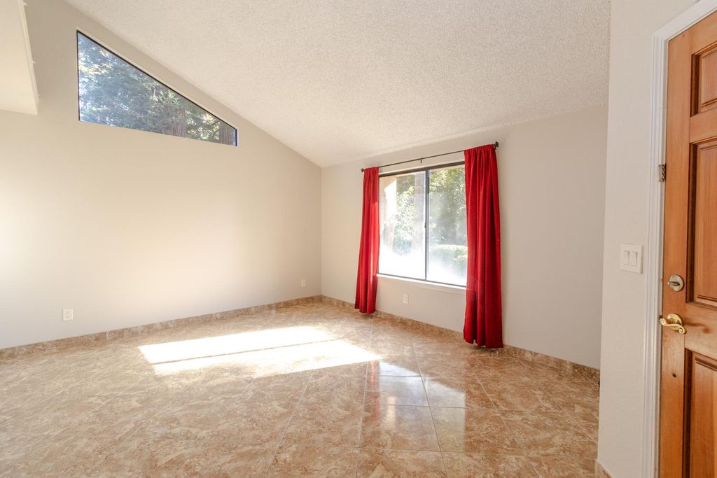 Image 3 of property listing at 6365 N Carica Avenue, Fresno, CA 93722