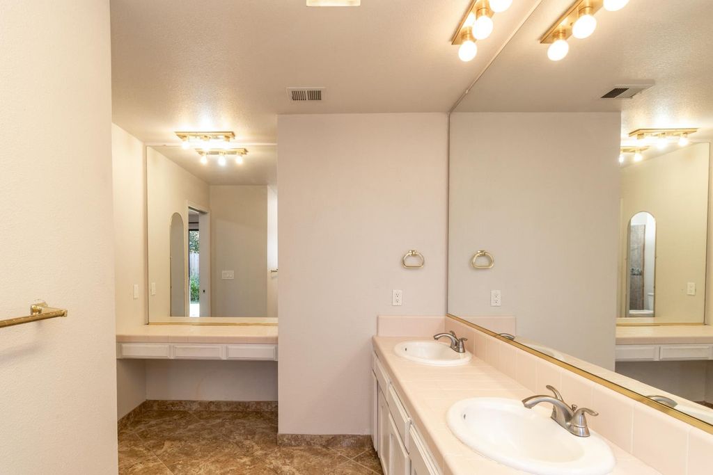 Image 32 of property listing at 6365 N Carica Avenue, Fresno, CA 93722