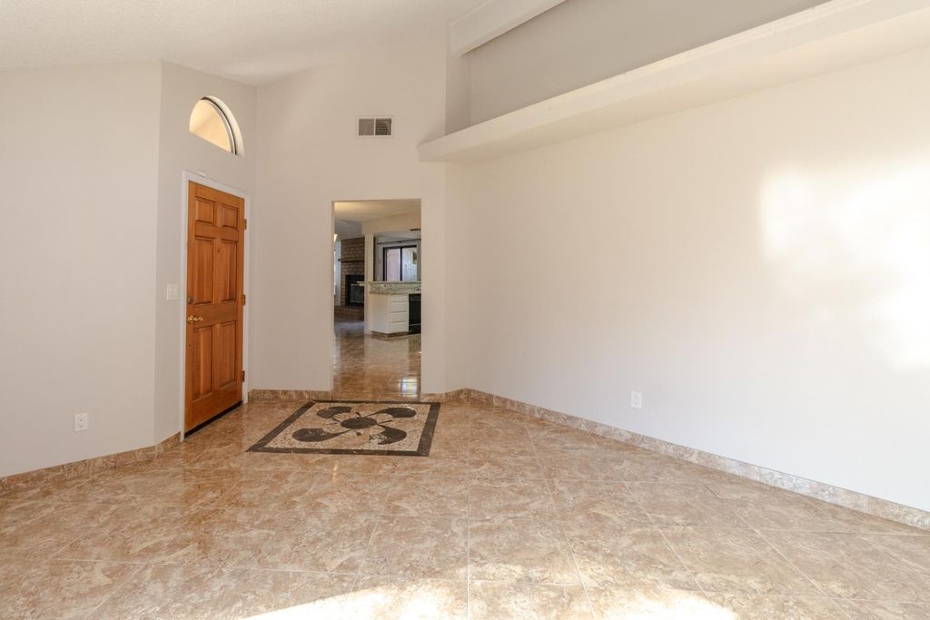 Image 4 of property listing at 6365 N Carica Avenue, Fresno, CA 93722