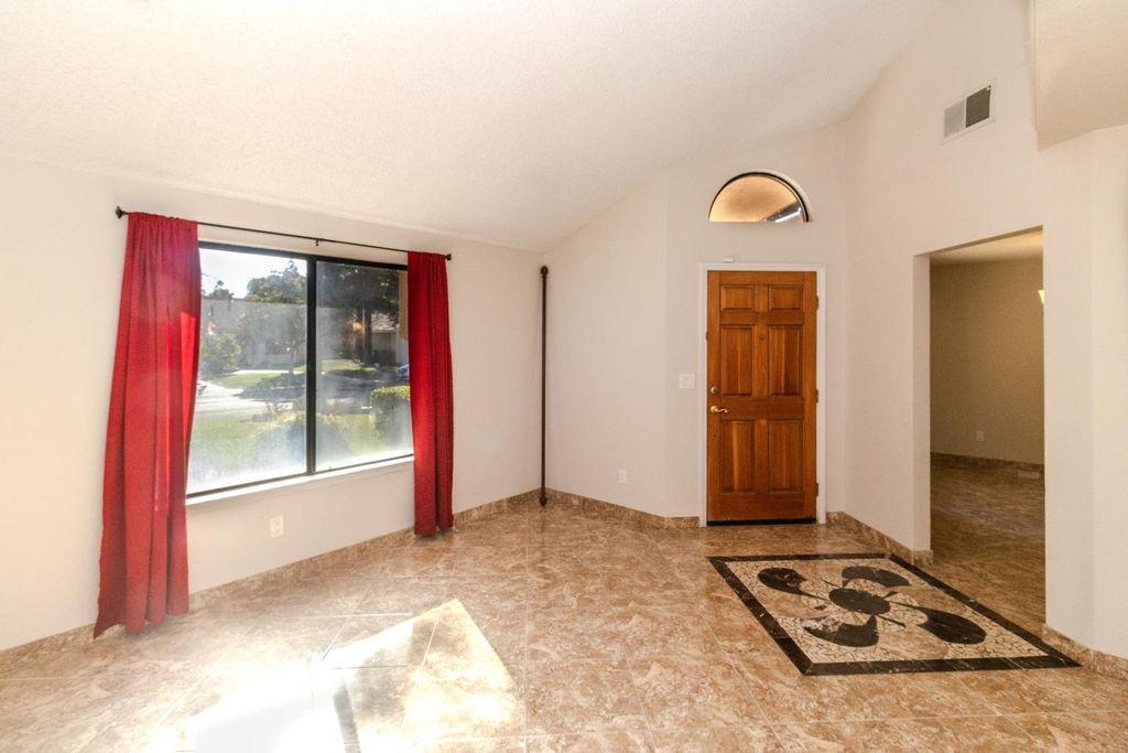Image 6 of property listing at 6365 N Carica Avenue, Fresno, CA 93722