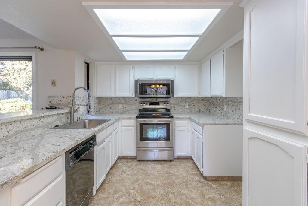 Image 7 of property listing at 6365 N Carica Avenue, Fresno, CA 93722