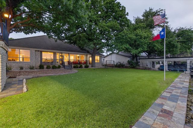 909 Red Sails DR, Horseshoe Bay, TX 78657