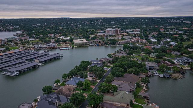 909 Red Sails DR, Horseshoe Bay, TX 78657