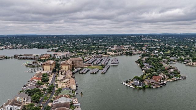 909 Red Sails DR, Horseshoe Bay, TX 78657