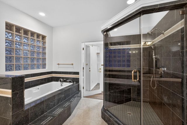 909 Red Sails DR, Horseshoe Bay, TX 78657