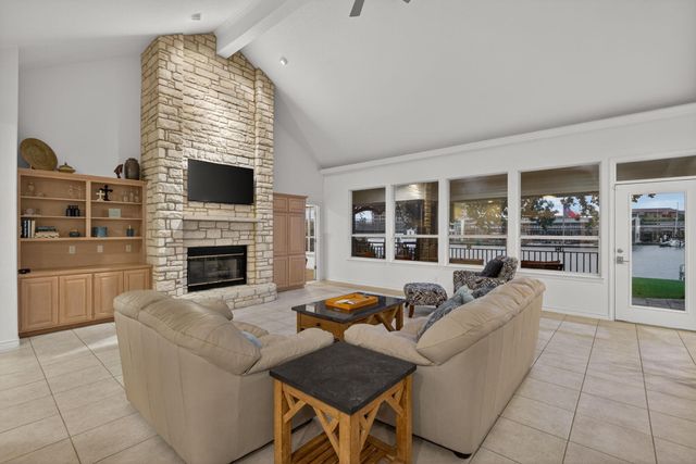 909 Red Sails DR, Horseshoe Bay, TX 78657