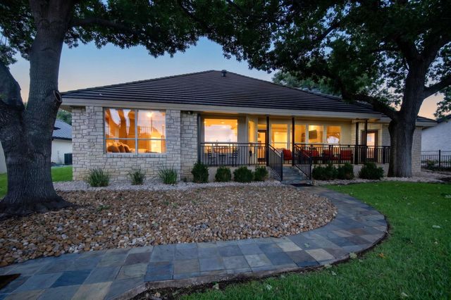 909 Red Sails DR, Horseshoe Bay, TX 78657