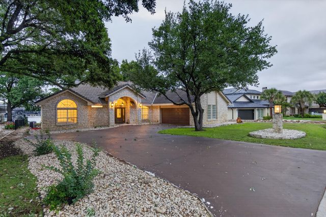 909 Red Sails DR, Horseshoe Bay, TX 78657