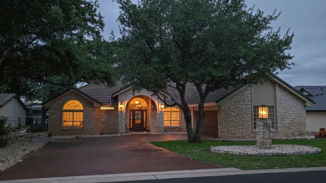 909 Red Sails DR, Horseshoe Bay, TX 78657